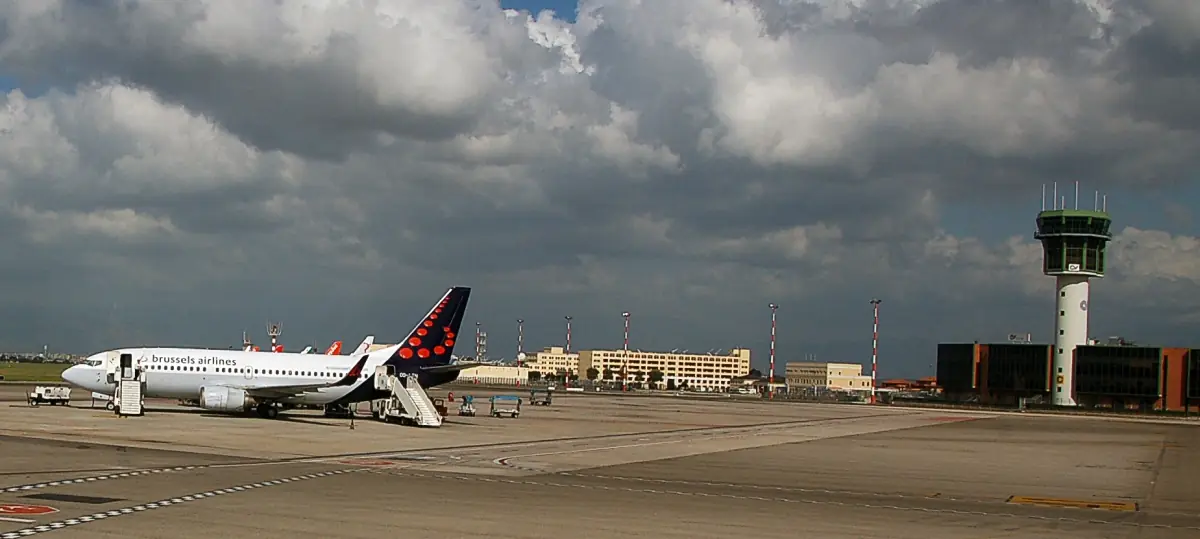 Aeroporto di Napoli Capodichino: il piazzale aeromobili e la torre di controllo Piazzale aeromobili dell'aeroporto di Napoli Capodichino con un aereo al parcheggio e la torre di controllo